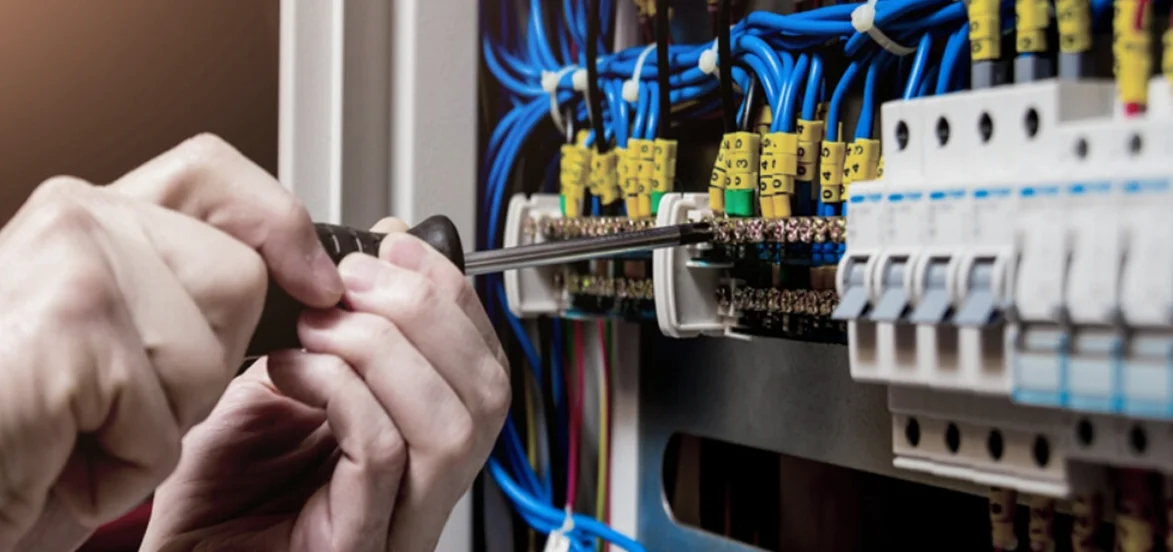 Reasons to hire a professional electrician to handle electrical issues